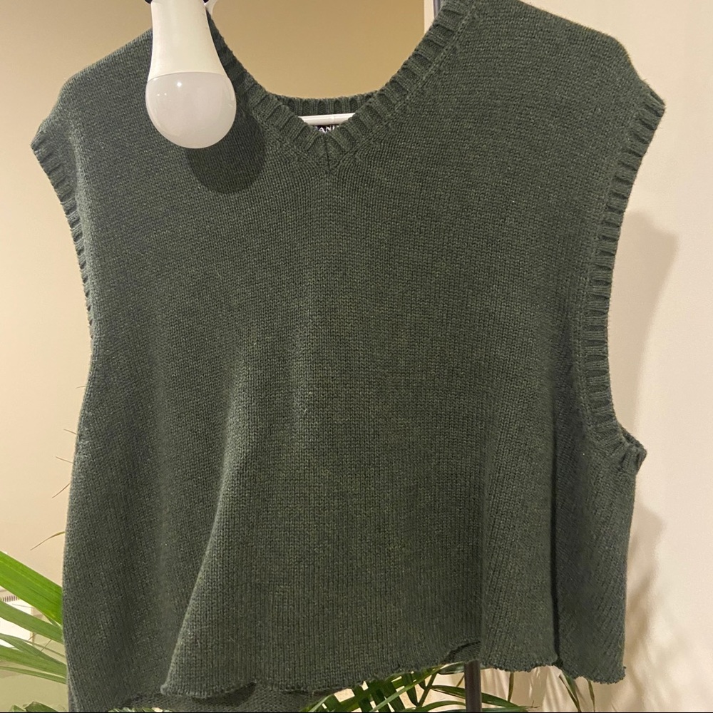 Sweater vest